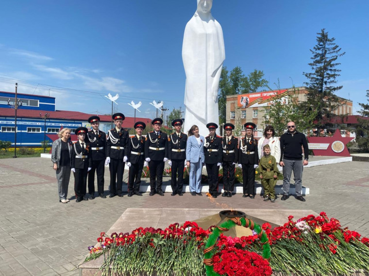 Вахта Памяти у "Скорбящей матери": Юнармейцы чтят подвиг героев.