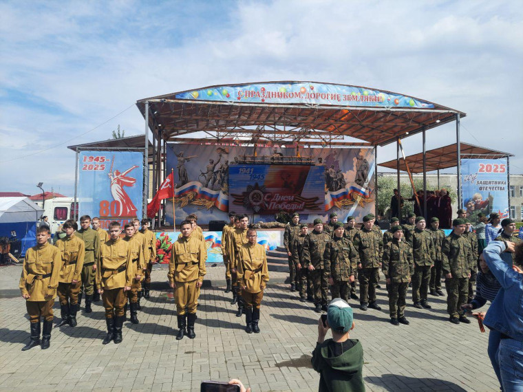"Военная коробка" от Первых: Мощь и патриотизм на сцене.