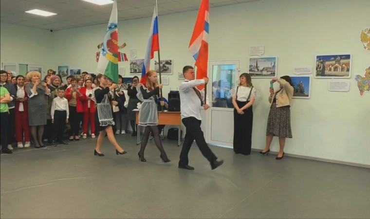 Звенит звонок, прощаясь со школой.